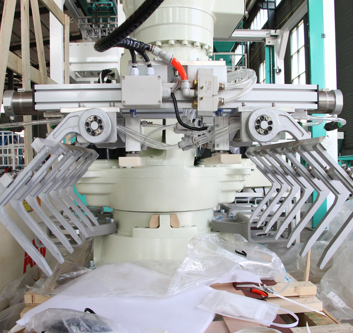 Manipulator automatic cutting robot, wood pellet PLC recycling plastic particles, cat litter automatic unpacking and unstacking robot.