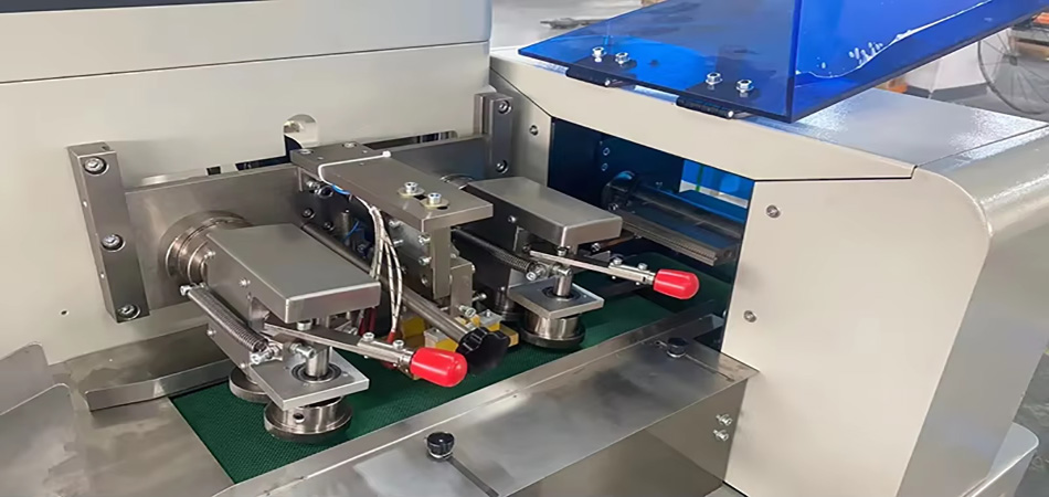 Benson customised automatic pillow packing machine game card greeting card bookmark ice cream soap unmanned pillow packaging machine according to customer requirements.