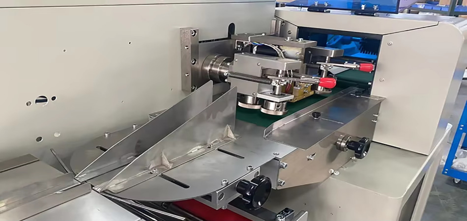 Benson customised automatic pillow packing machine game card greeting card bookmark ice cream soap unmanned pillow packaging machine according to customer requirements.