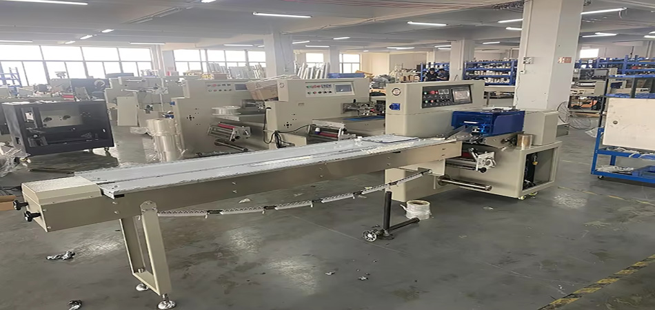 Benson customised automatic pillow packing machine game card greeting card bookmark ice cream soap unmanned pillow packaging machine according to customer requirements.